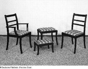 Stuhl mit gepolsterter Sitzfläche (Modell 80/06) : Armlehnstuhl, Sitzhocker, Fußhocker und Stuhl (1984; VEB Thüringer Möbelkombinat Suhl)