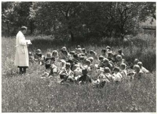 Dresden-Dobritz, Pirnaer Landstraße 53. 67. Volksschule. Unterricht im Schulgarten