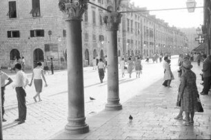 Dubrovnik: Stradun durch Säulenvorhalle des Sponza Palasts