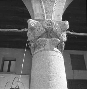 Ravenna, Piazza Vittorio Emanuele, Kapitell mit dem Monogramm Theoderichs, aus S. Andrea dei Goti (?)