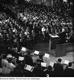 Kreuzkirche, Orgel, Spieltisch, Pfeifenwerk. Kreuzchor unter Leitung von Martin Flämig ab 1971. Hofkirche, Orgel von Silbermann, vollendet von Hildebrandt