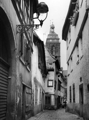 Neustadt an der Weinstraße. Metzgergasse. Ansicht mit Turm der Stiftskirche St. Ägidius