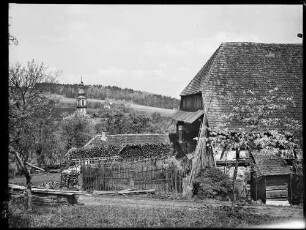 Moosbronn Ortsbild, im Hindergrund die Wallfahrtskirche Maria Hilf Ansicht von Westen