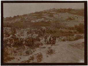 w. ennar [Wadi en-Nar] unterhalb bet sahur el-atika Beduinenfrauen trinken mit Leber [?]
