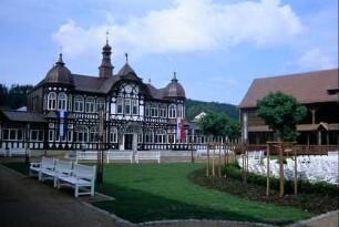 Kurhaus, Kurgarten mit Sitzgelegenheiten, Gradierwerk