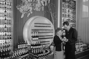 Messebesucher in der Ausstellungshalle der Sowjetunion beim Betrachten einer Präsentation von alkoholischen Getränken