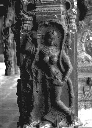 Baumbajadere : Kanchipuram (Indien). Tempelanlage, Reliefdarstellung einer Bajadere