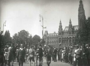 Wien. Internationales Arbeiterjugendtreffen am 15. Juli 1929. Teilnehmer und Zuschauer vor dem Rathaus