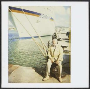 Wolfram Siebeck vor der Luxuskreuzer M. S. Europa am Hafen von Ibiza
