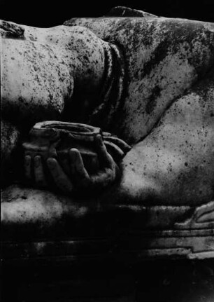 Architekturdetail. Hand aus Stein