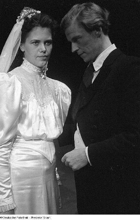 Szenen aus dem Stück "Die kleine Stadt" von Thornton Wilder am Deutschen Theater in Berlin : Szene mit Ruth Schilling als Emily (links) und Max Eckard als George (rechts)
