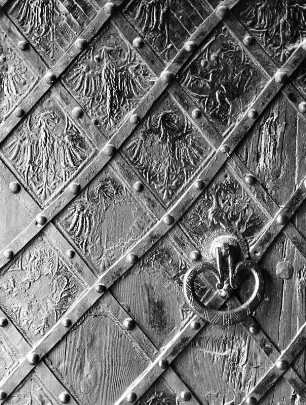 Tür : Tür. Holz, Eisen, Eisenblech, getrieben (1401/1450). Detail mit Ring. Maria Saal, Propsteipfarr- und Wallfahrtskirche Mariae Himmelfahrt, Langhaus, Südseite