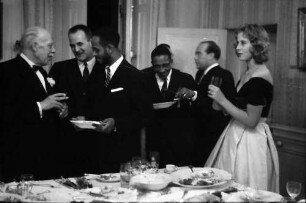 Donaueschingen: Donaueschinger Musiktage; Schloss; am Buffet: Modern Jazz Quartet
