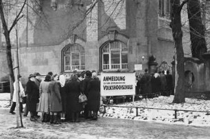 Dresden. Warteschlange zur Anmeldung an der Volkshochschule