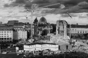 Frauenkirche nach Beginn der archäologischen Enttrümmerung, im Vordergrund die Regale mit den geborgenen Originalbauteilen