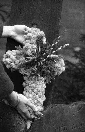 Winterfester Grabschmuck.
