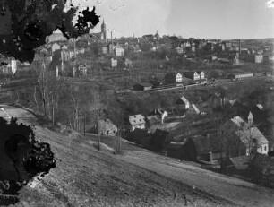 Annaberg. Stadtteilansicht mit Stadtkirche Sankt Annen. Blick über den unteren Bahnhof von Frohnau aus