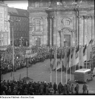 Gedenkkundgebung anläßlich des 22. Jahrestages der Zerstörung Dresdens. Tribünenplatz vor der Kreuzkirche