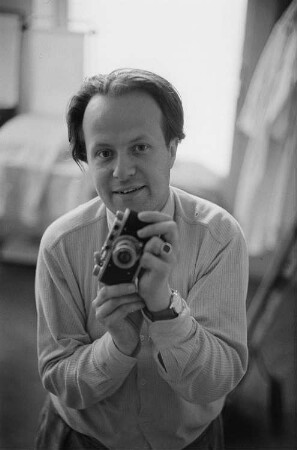 Selbstporträt Roger Rössing mit Fotoapparat