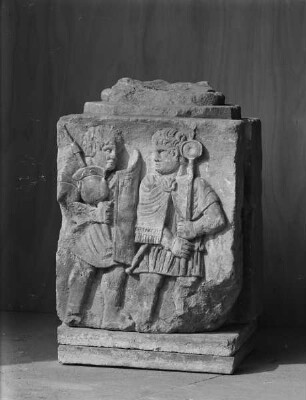 Säulenpostament, Teil einer Säulenhalle. Relief mit zwei marschierenden Legionären