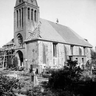Friedenskirche: Richtkrone auf dem Dach des Kirchenschiffs: Außenansicht von Südwesten: im Vordergrund Kirchhof