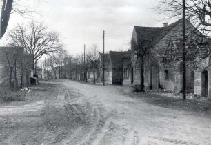 Straßenraum in Scado : Dorfsiedlungen - Details. Ort: Škodow / Scado. Dorfstraße in Scado, rechts der Gasthof.