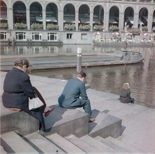 Hamburg. Treppe an der Kleinen Alster : Hamburg. Rathausmarkt. Freitreppe an der Kleinen Alster, September 1956
