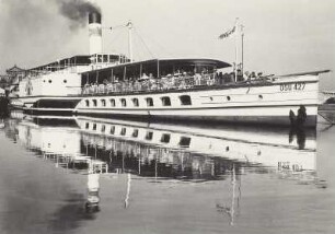 Dresden. Elbdampfer "Dresden" (1926, Werft Laubegast) mit Ausflüglern am Terrassenufer