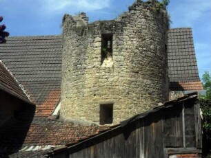 Stadtbefestigung - Ansicht im Südosten-eingestellter Rundturm mit Schießscharten-Abschlußgeschoß sowie Wehrgang der anschließenden Stadtmauer im 18 Jh abgetragen