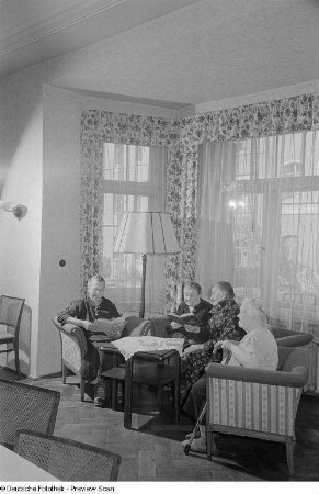 Vier ältere Frauen in einem Aufenthaltsraum
