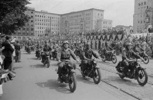 Eine Motorradparade anlässlich des II. Deutschen Turn- und Sportfestes