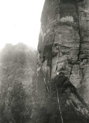 Sächsische Schweiz. Affensteine, Rokokoturm. Seilschaft Karlheinz Gonda bei der Erstbegehung des Märchentürmer-Talweges. 5.10.1947 Blick von Nordost