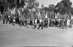 Kranzniederlegung am Ehrenhain für die Opfer des Faschismus : Dresden-Neustadt, Karl-Marx-Platz. Garten des Japanischen Palais. Kranzniederlegung am Ehrenhain für die Opfer des Faschismus