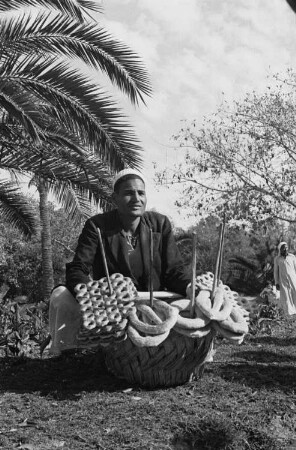 Reisefotos. Brezelverkäufer (vielleicht in Ägypten)