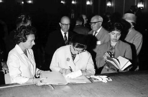 13. Tagung 1963 Medizin; Eröffnung Lindau 1.7.63: E. Schwarzhaupt schreibt ins Goldene Buch der Stadt, im Hintergrund S. Bachl