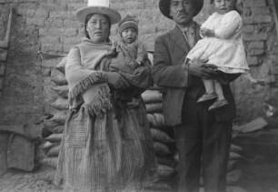 Bolivianische Familie (Sammlung Richard Wegner 1869/1931 – Forschungsreise zum Sonnentor von Tiahuanaco 1927-1929)