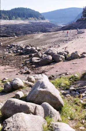 Schluchsee: Der leere Schluchsee; Steine vom Ufer in das Seebecken