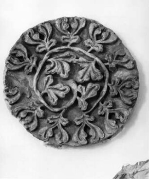 Schlussstein mit floralem Dekor : Schlussstein mit floralem Dekor (1286/1300). Speyer: Historisches Museum der Pfalz mit Weinmuseum
