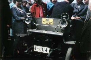 Teilnehmer und Interessenten bei der Begutachtung der Oldtimer. Veteranenrallye in Dresden 1962