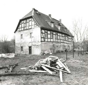Dreiskau-Muckern, Dorfstraße 38. Ehemaliges Mühlengehöft (Getreidemühle) (um 1790). Hofansicht des Wohnhauses