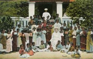 Missionslehrerin mit ihren Schülerinnen in Madura, Ostindien [Serie Indien II]