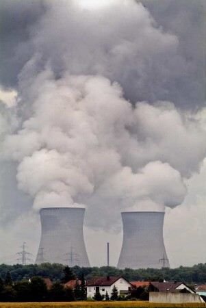 Atomkraftwerk AKW Gundremmingen. Kühltürme. Symbole für Energie, Technik...