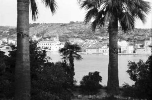 Trogir: Palmenhain mit Blick über den Trogir-Kanal nach Ciovo