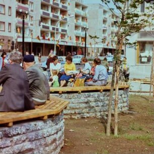 Straßenansicht mit Passanten und Sitzbänken, Anlage am Denkmal für den Flugpionier Lilienthal
