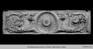 Camerino di alabastro : Ornamentrelief mit Rosette und zwei Greifen