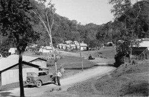 Im Camp der Standard Oil und Co : Blick in die Siedlung mit Häusern