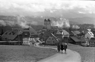 St. Märgen: Nebel steigen über St. Märgen