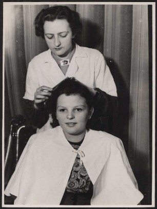Friseurin bei der Arbeit