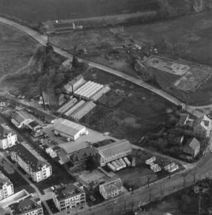 Dresden-Laubegast. Salzburger Straße, Pirnaer Landstraße mit ehemaliger Gärtnerei Nather. Luftbildschrägaufnahme von Nordwesten