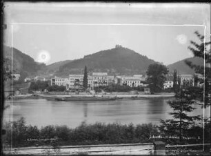 Schandau (Bad Schandau). Westlicher Teil der Elbfront und Schloßberg. Blick vom linken Elbufer
